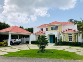 Hermosa villa en metro country club Juan dolio